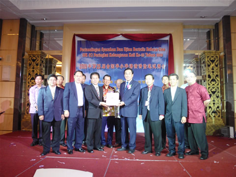 教总主席王超群移交文件予下一届主办单位沙巴总领队周惠卿以及沙巴教总主席黄天良。