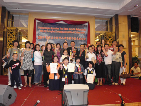 吉隆坡连续三年蝉联全场总冠军，学生、校长、老师和家长兴高采烈合影。