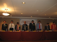 全场为沈老进行默哀一分钟。左起为副主席吴南德、尤亚玖、洪致民、郑  甲、主席王超群、副主席邓万秋、总务陈清顺以及财政黄稳全。