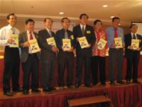 为新书《华小建校、迁校和微型华小资料集》进行推介仪式。左起副主席尤亚玖、洪致民、吴南德、郑 甲、主席王超群、财政黄稳全、总务陈清顺以及副主席邓万秋。 为新书《华小建校、迁校和微型华小资料集》进行推介仪式。左起副主席尤亚玖、洪致民、吴南德、郑 甲、主席王超群、财政黄稳全、总务陈清顺以及副主席邓万秋。