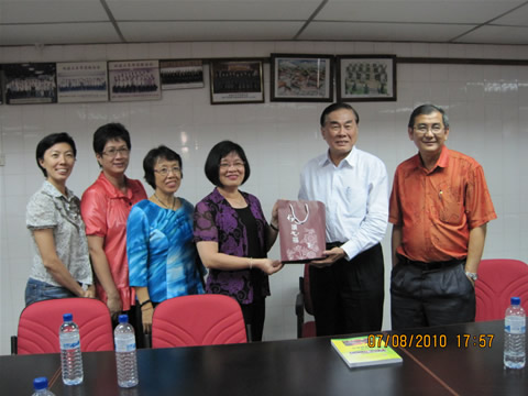 教总赠送《孩子双月刊》予吉北教师会。