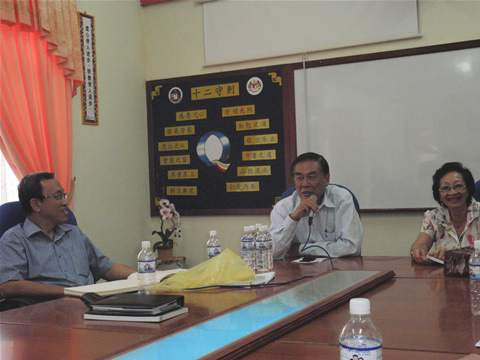 左起梁兆壮校长（玻璃市教师会主席）、王超群（教总主席），以及拿督黄雅兰（玻璃市前教师会主席）。