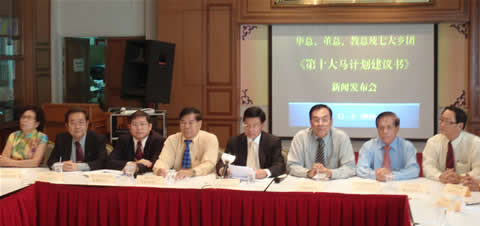 右起为华总署理会长锺来福、七大乡团协调委员会主席孔庆庶、教总主席王超群、华总会长方天兴、董总主席叶新田、华总副总秘书陈耀星、华总副会长符芝万及陈瑞燕。