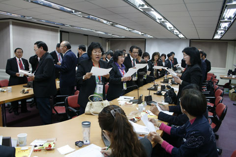 校长们在结业式上合唱《传灯》，象征着马来西亚华文教育的薪火相传，生生不息。