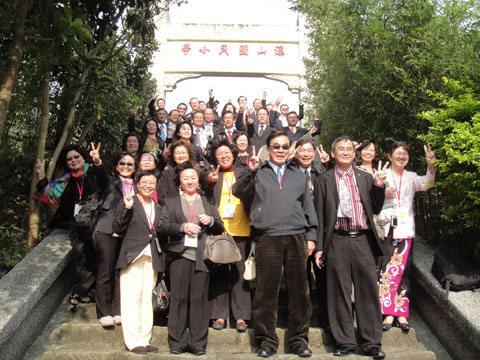 校长们在士林区溪山小学校门留影。