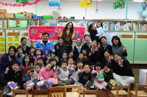 李美金忙碌，但是快乐，这份快乐来自于小朋友的用心学习，也来自于心中那份对教学的热爱