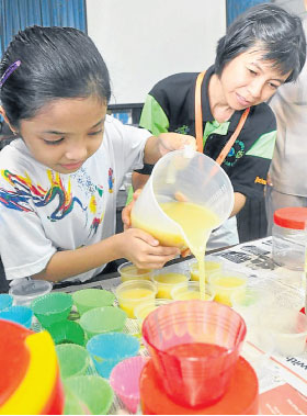 环保志工卢葆蓁走入益侨，教导小学生用回锅油制作肥皂。