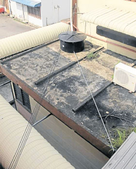 北海光华学校获环境局领养，教导收集雨水，图为装在礼堂顶端的蓄水槽。