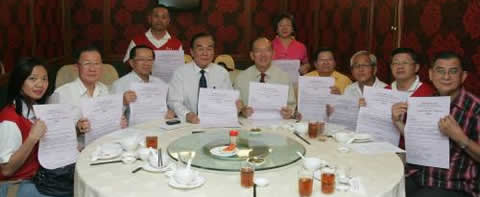 右起为李毅强（教总副主席，吉隆坡中华女校校长）、王仕发（教总调查研究及资讯组主任，吉隆坡崇文华小校长）王  发（吉隆坡崇文华小副董事长）、黄稳全（教总亲子学苑主任，雪州华校教师会主席，雪州沙登新村华小一校校长）、李金桦（教总师资培训组主任，教总60周年会庆筹委会主席）、王超群（教总主席，教总60周年会庆大会主席）、陈清顺（教总总务，吉隆坡南强华小校长）、陈文化（教总副财政、吉隆坡华校教师会主席，吉隆坡坤成华小二校校长）、周碧琴（吉隆坡崇文华小家教协会主席）。后排站立者左起为傅桂祥（吉隆坡崇文华小家教协会财政），及吴爱月（教总常委，雪州巴生中华华小校长）。