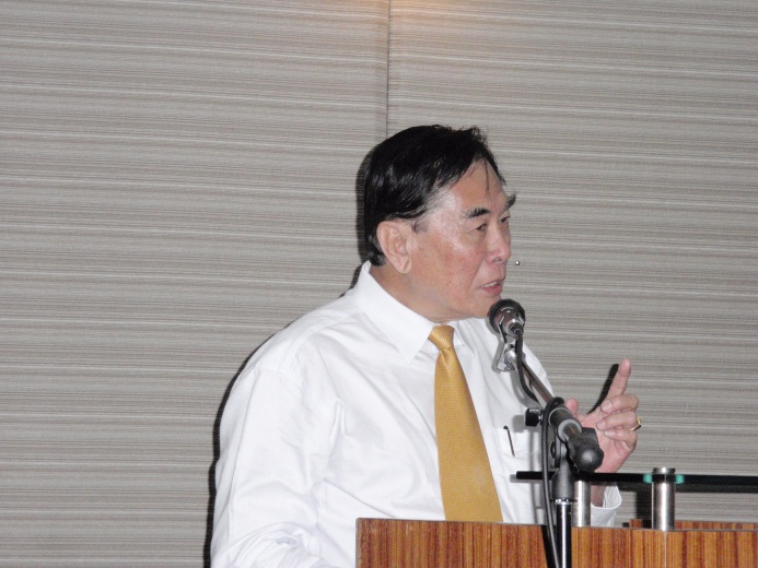 教总主席王超群吁请各校分发《敬告家长书》给学生家长，因为这不但是要让家长有机会捐助教总，以对教总的努力表示肯定，更是要借此让家长，甚至是学生进一步认识教总，以继续给予教总支持。