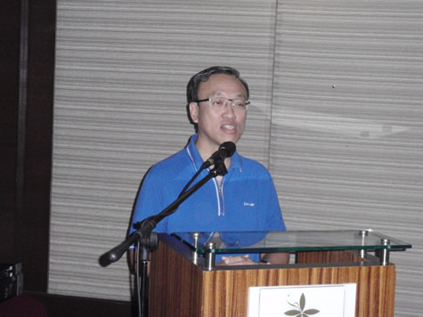 玻璃市华校教师会主席梁兆壮校长致欢迎词。