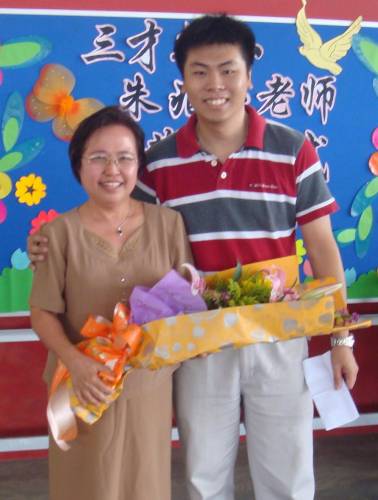 康政威特地出席朱兆玉老师的欢送会，为老师送上自己多年来对她的声声感激。他的感性致词，令许多在场的师长，都感动地红了眼眶。（图：星洲日报）