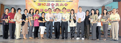 各校校长及代表接领教师节贺卡。