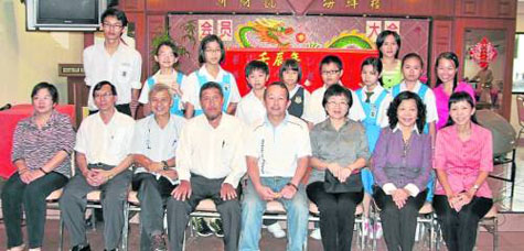 奖励金受惠学生与劳勿华校教师公会领导，前左起：陈燕梅、刘金宏、吕良生、发展华小工委会主席卢宇廷、梁绣絖、陈淑清、曹秀清以及莫碧英。