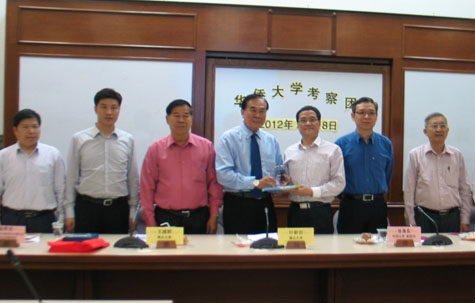 教总主席赠送纪念品予华侨大学张禹东副校长。