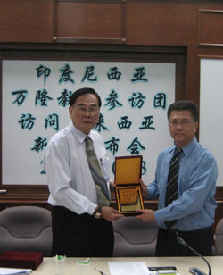印尼西爪哇省华文教育协调机构主席刘一江赠送纪念品给教总主席王超群。