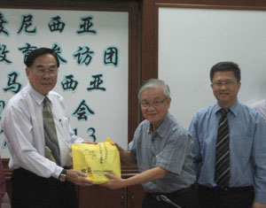 教总主席王超群赠送纪念品给来访的印尼华教团体。