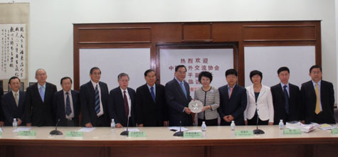 教总主席王超群赠送纪念品给中国海外交流协会裘援平副会长。右起：董传杰副部长、雷振刚部长、王晓萍部长、林动参赞、裘援平副会长、教总主席王超群、董总主席叶新田、署理主席邹寿汉、教总副主席李毅强、总务陈清顺、师资培训主任李金桦及董总副秘书长陈纹达。