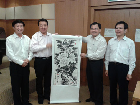 山东省海外交流协会副会长孙西忠先生（左二）赠送纪念品予州立华小董事苏志鸿先生（右二）。山东华侨会馆主任安宣东先生（左一）及山东省济宁市海外交流协会会长刘健先生（右一）陪同。