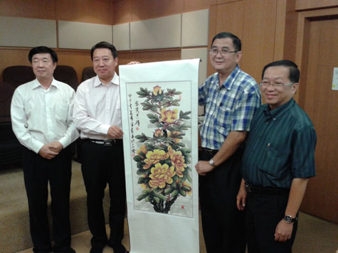 山东省海外交流协会副会长孙西忠先生（左二）赠送纪念品予教总副主席李毅强校长（右二）。山东华侨会馆主任安宣东先生（左一）及教总总务陈清顺校长（右一）陪同。