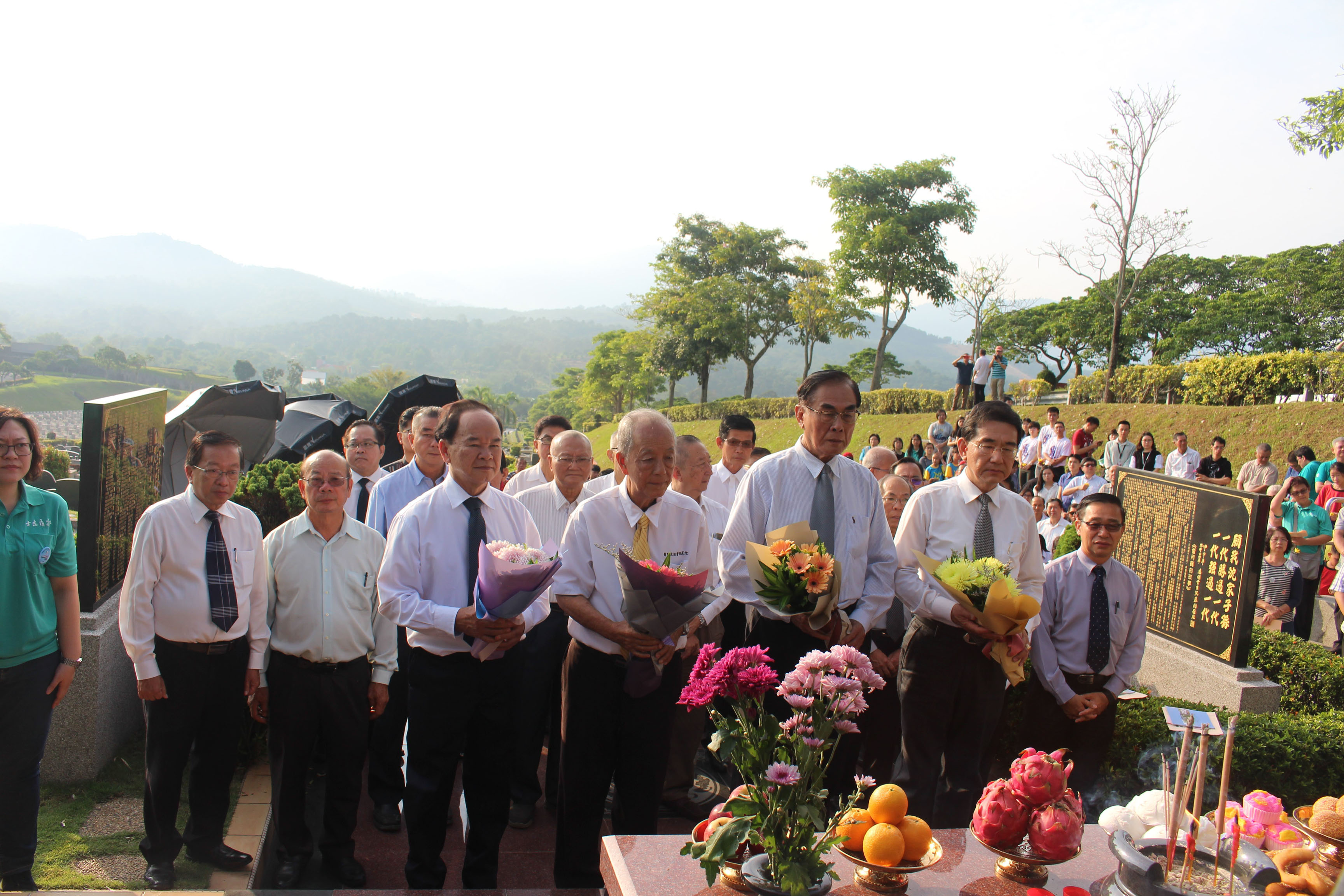 向沈老献花致敬～沈慕羽逝世10周年公祭