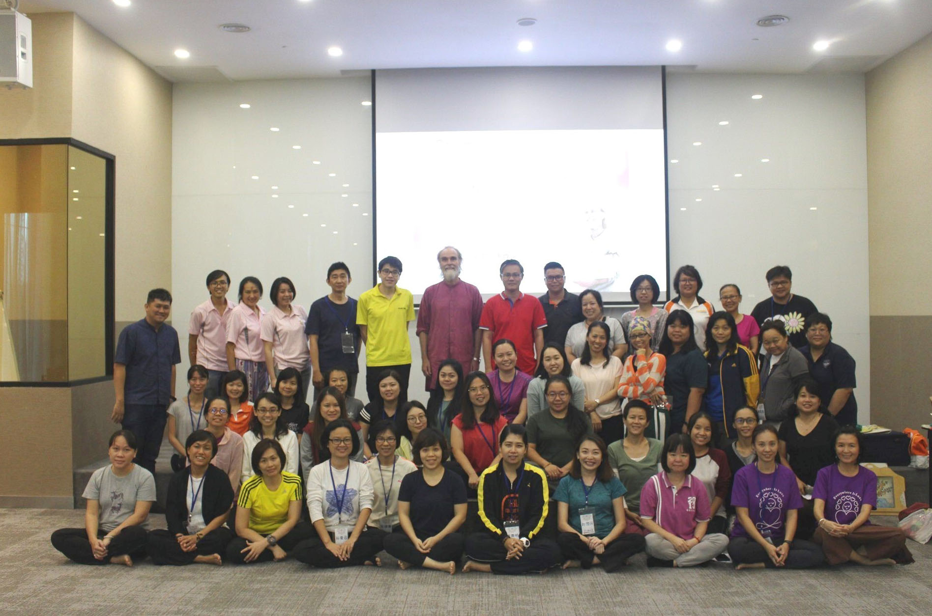 唐睿谦老师(后排左七)与静心正念教育实作工作坊(校园场)的学员合影。