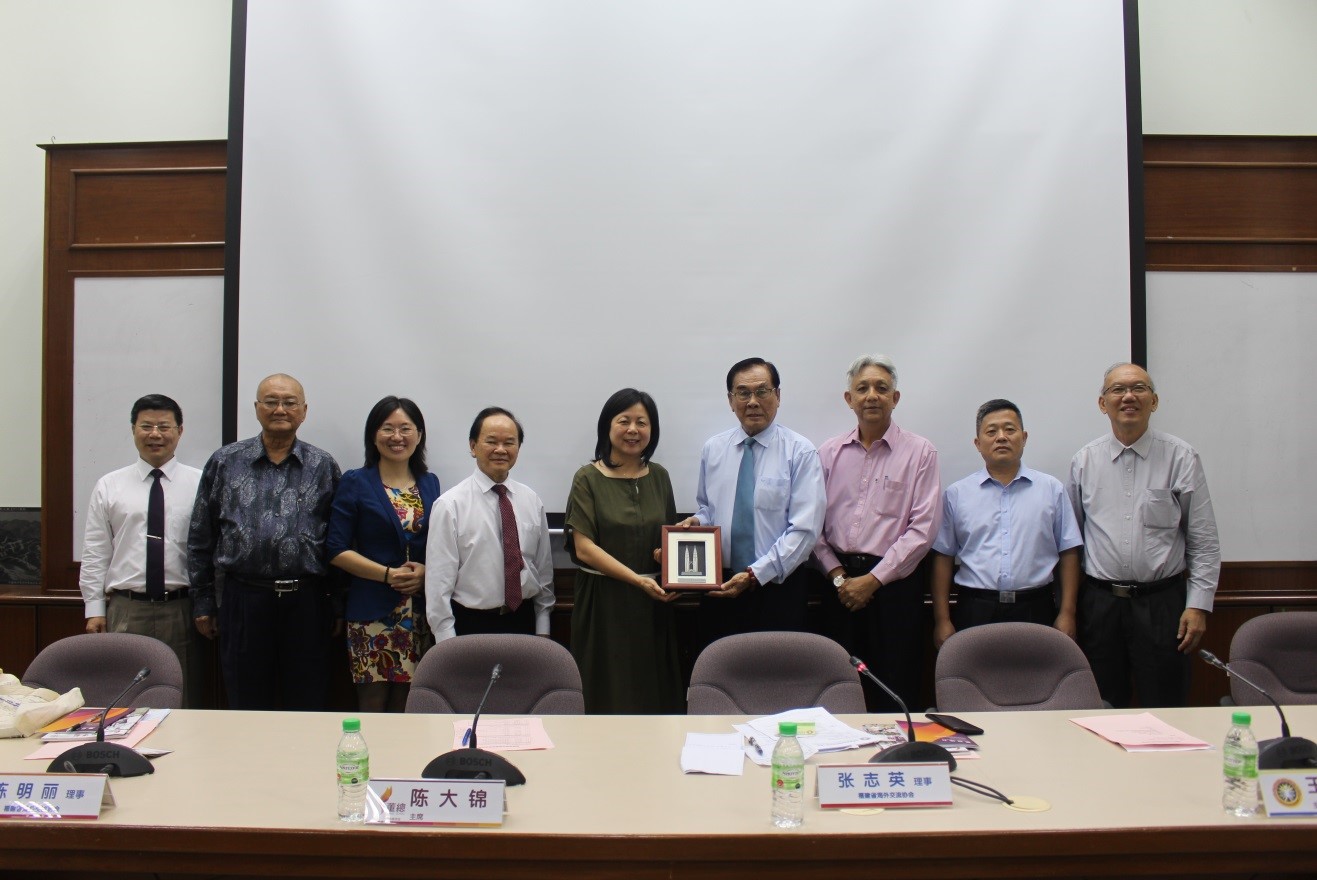 王超群主席赠送纪念品予福建省海外交流协会张志英理事