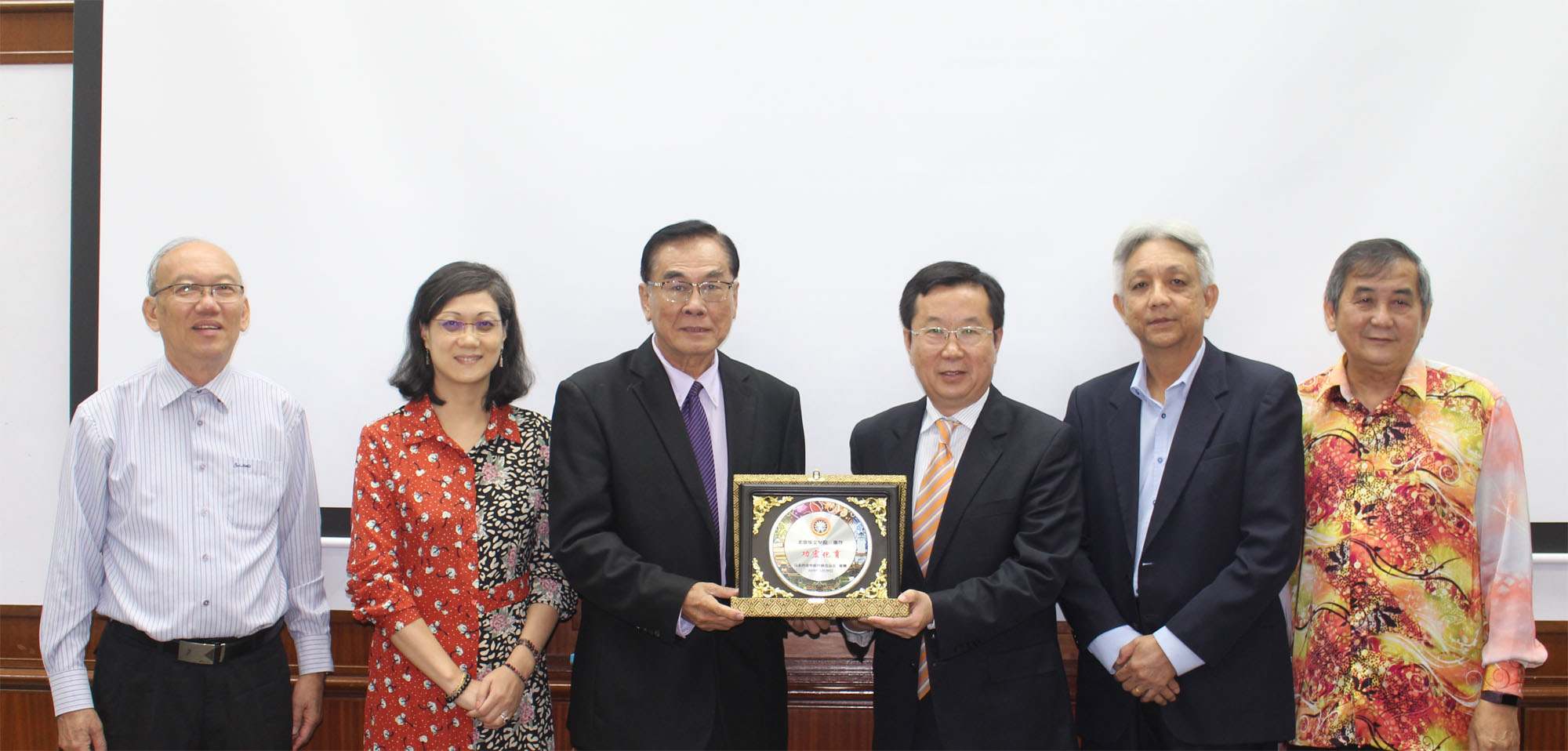教总主席拿督王超群赠送纪念品予北京华文学院院长周虹。