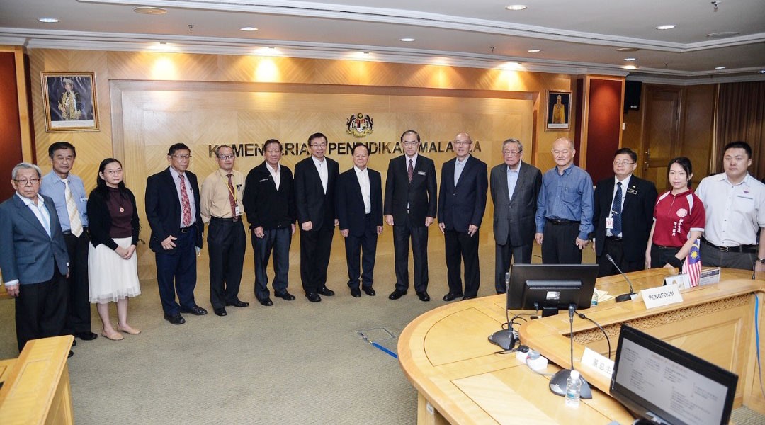 马汉顺（右7）召开2020年华小拨款汇报会，李金桦（右6）代表教总出席。