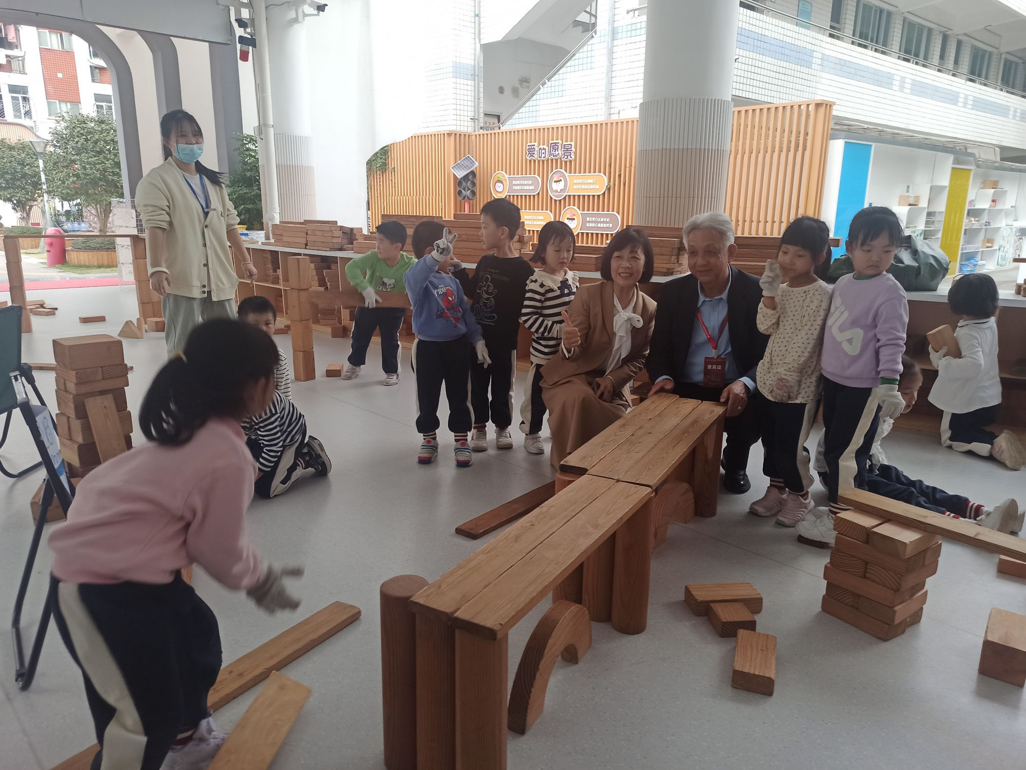 吴丽珍园长向教总主席谢立意介绍幼儿园的教学活动