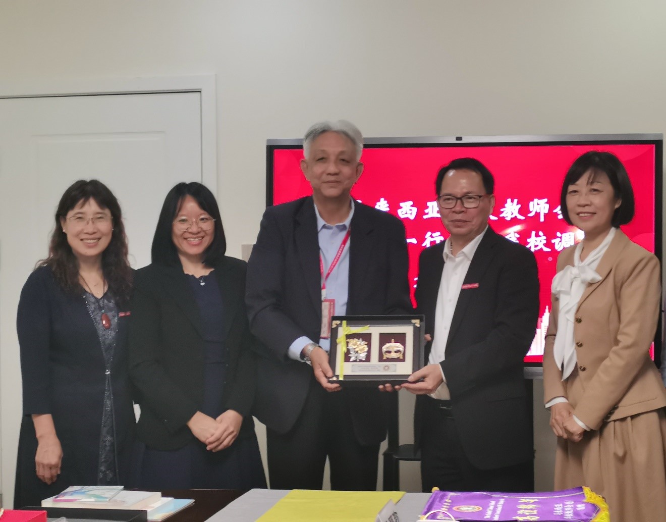 左起：福建幼儿师范高等专科学校副校长陈凤玉、教总行政部执行主任罗佩贞、教总主席谢立意、福建幼儿师范高等专科学校校长林伟川，以及幼儿园园长吴丽珍