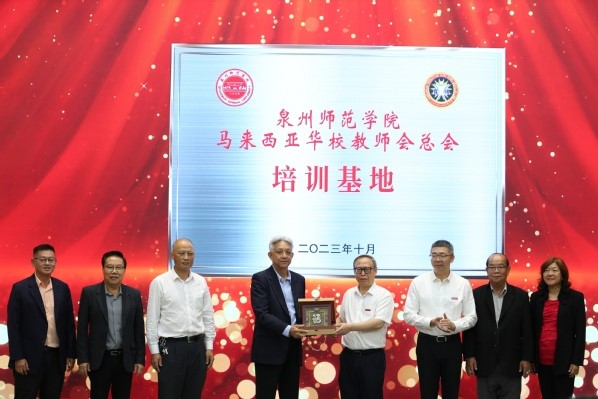 左起：王金忠、黄绍轩、康彤明、谢立意、屈广清、黄江昆、蔡明永和方良妹