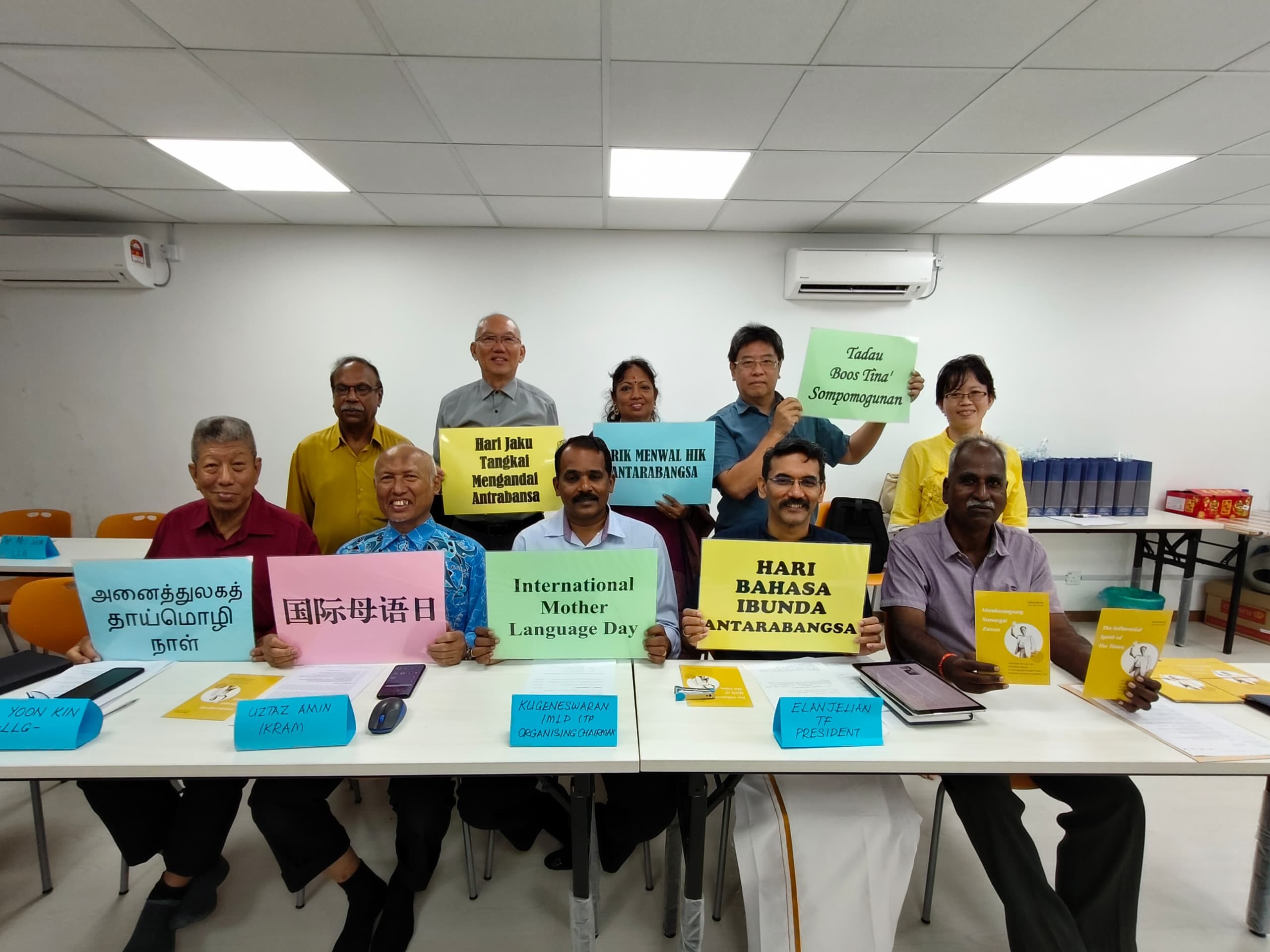 副主席李金桦（后排左二）代表出席国际母语日新闻发布会。